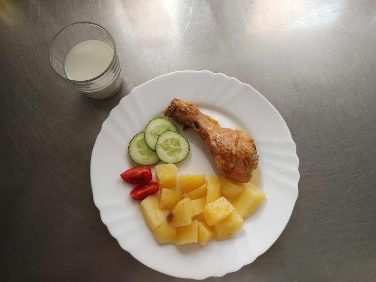 Kuřecí palička, brambor, zeleninová obloha, mléčný koktejl