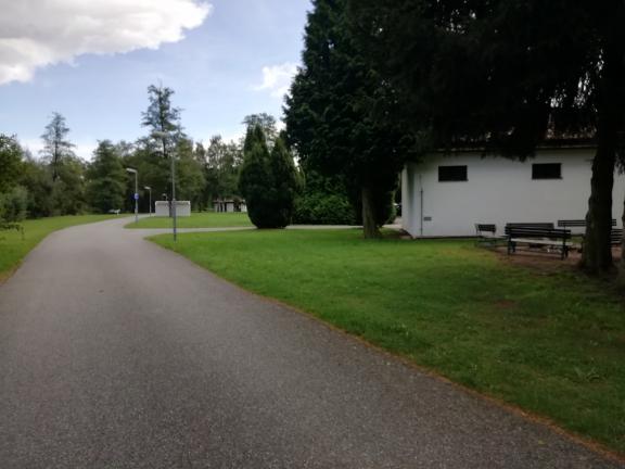 Vjezd do areálu s odbočkou vpravo