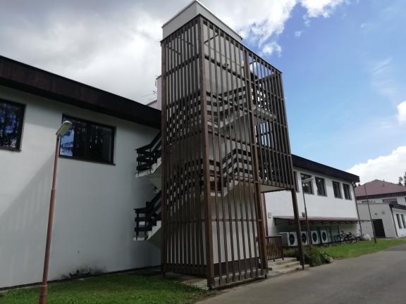 Výtah - hlavní vchod v 1. patře pro ZŠ i MŠ