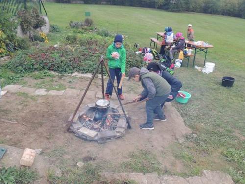 ZŠ - Bramboriáda - vaříme bramboračku na zahradě školy