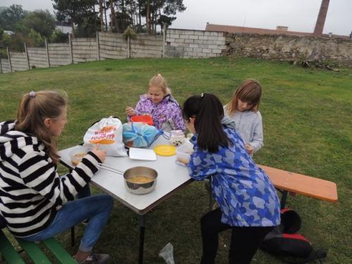 ZŠ - Bramboriáda - vaříme bramboračku na zahradě školy